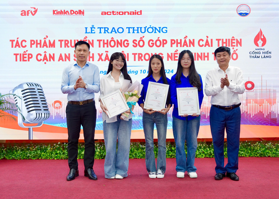 PGS.TS Nguyễn Th&agrave;nh Lợi v&agrave; PGS.TS Phạm Minh Sơn trao giải cho nh&oacute;m t&aacute;c giả c&oacute; t&aacute;c phẩm xuất sắc Nhất. Ảnh: Duy Kh&aacute;nh.