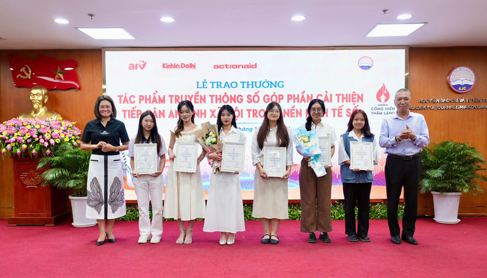 Trưởng Đại diện Tổ chức ActionAid Quốc tế tại Việt Nam Ho&agrave;ng Phương Thảo, th&agrave;nh vi&ecirc;n Ban tổ chức Chương tr&igrave;nh truyền th&ocirc;ng &ldquo;Những cống hiến thầm lặng&rdquo; năm 2024 v&agrave; Ph&oacute; Tổng bi&ecirc;n tập B&aacute;o Kinh tế &amp; Đ&ocirc; thị L&ecirc; Ho&agrave;ng Anh trao giải cho nh&oacute;m t&aacute;c giả c&oacute; t&aacute;c phẩm xuất sắc Ba. Ảnh: Duy Kh&aacute;nh.