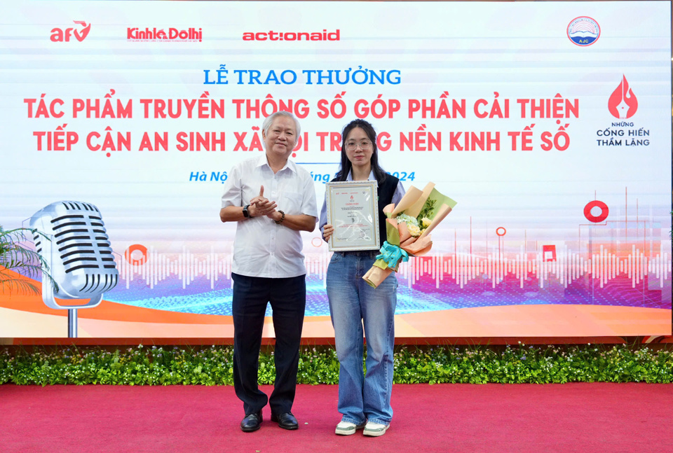 nh&agrave; b&aacute;o Tạ Việt Anh, Chủ tịch Quỹ Hỗ trợ chương tr&igrave;nh, dự &aacute;n An sinh x&atilde; hội Việt Nam, Ph&oacute; Trưởng Ban tổ chức Chương tr&igrave;nh truyền th&ocirc;ng &ldquo;Những cống hiến thầm lặng&rdquo; năm 2024 trao giải cho t&aacute;c giả c&oacute; t&aacute;c phẩm xuất sắc Nh&igrave;. Ảnh: Duy Kh&aacute;nh.