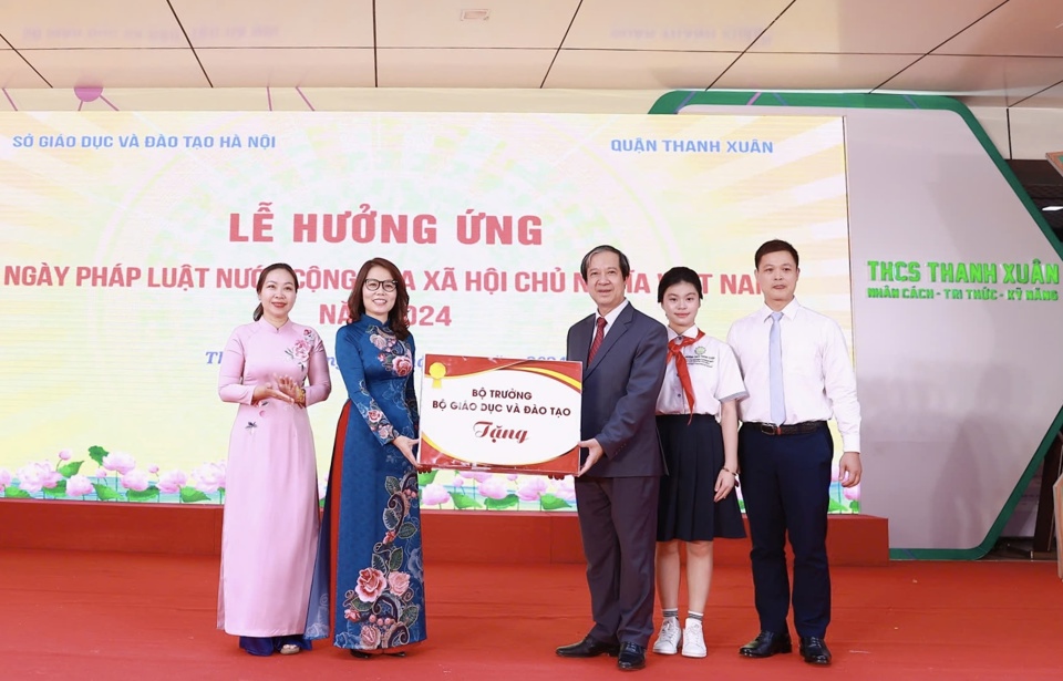 Bộ trưởng Bộ GD&amp;ĐT Nguyễn Kim Sơn gửi tặng tặng m&oacute;n qu&agrave; l&agrave; những cuốn s&aacute;ch ph&aacute;p luật tới thầy tr&ograve; Trường THCS Thanh Xu&acirc;n