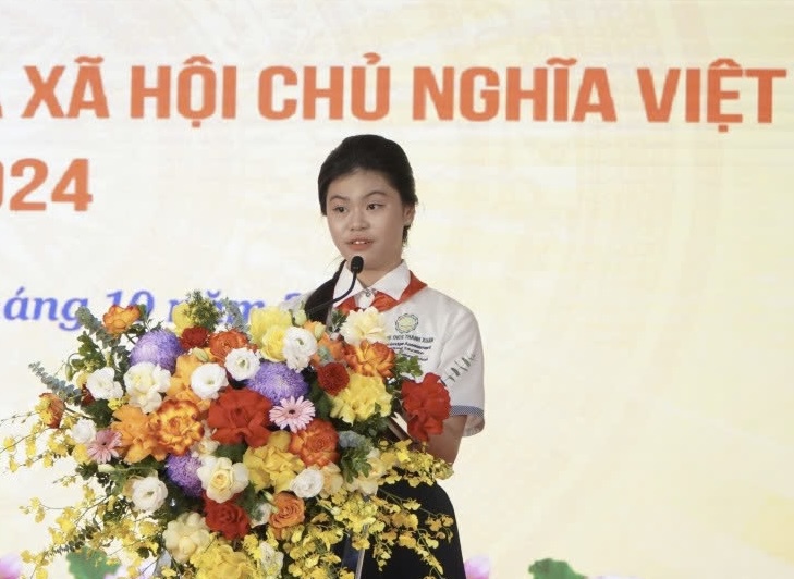 Em Nguyễn Phương Tuệ Anh, học sinh lớp 8A5 Trường THCS Thanh Xu&acirc;n, thể hiện quyết t&acirc;m thực hiện tốt c&aacute;c quy định của ph&aacute;p luật ngay từ khi c&ograve;n ngồi tr&ecirc;n ghế nh&agrave; trường