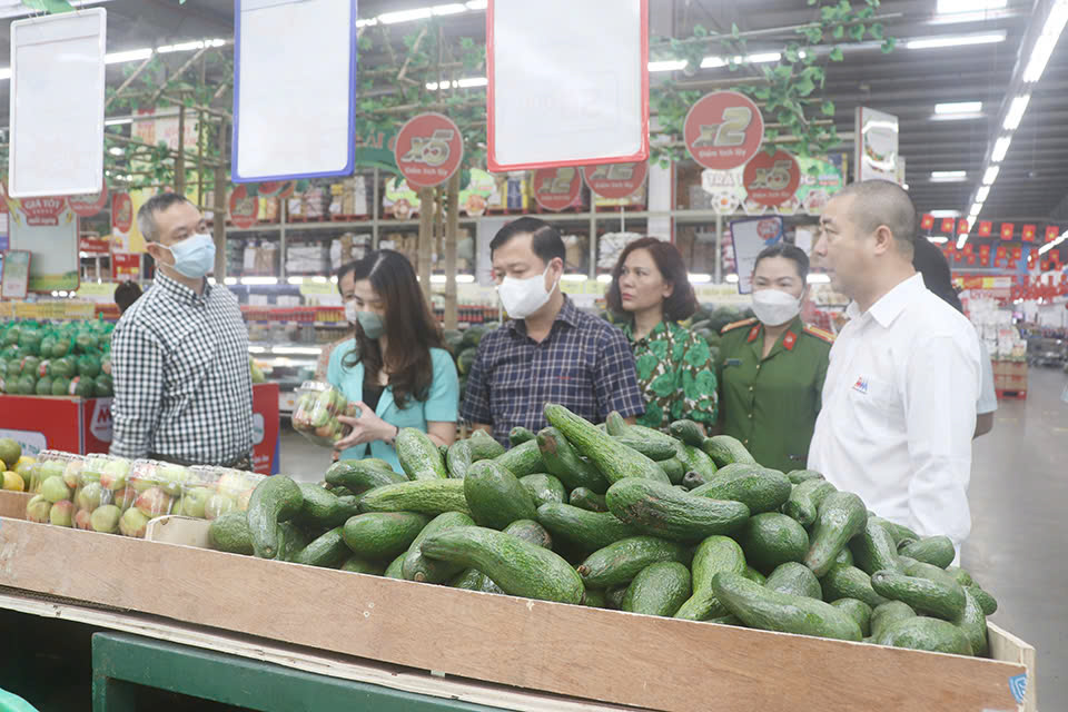 &nbsp;Đo&agrave;n kiểm tra li&ecirc;n ng&agrave;nh c&ocirc;ng t&aacute;c ATTP số 1 của TP H&agrave; Nội kiểm tra một si&ecirc;u thị tr&ecirc;n địa b&agrave;n.