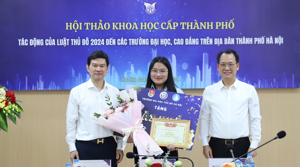 B&iacute; thư Đảng ủy Khối c&aacute;c trường đại học, cao đẳng H&agrave; Nội Nguyễn Thanh Sơn v&agrave; PGS.TS Nguyễn Anh Tuấn, Chủ tịch Hội đồng Trường Đại học Thủ đ&ocirc; H&agrave; Nội trao thưởng cho th&iacute; sinh đạt giải Nhất.