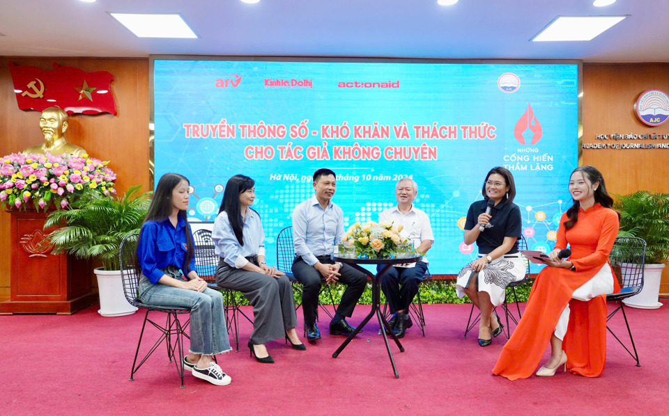 C&aacute;c diễn giả trong buổi talkshow &ldquo;Truyền th&ocirc;ng số - Kh&oacute; khăn v&agrave; th&aacute;ch thức cho t&aacute;c giả kh&ocirc;ng chuy&ecirc;n&rdquo;. Ảnh: Duy Kh&aacute;nh.