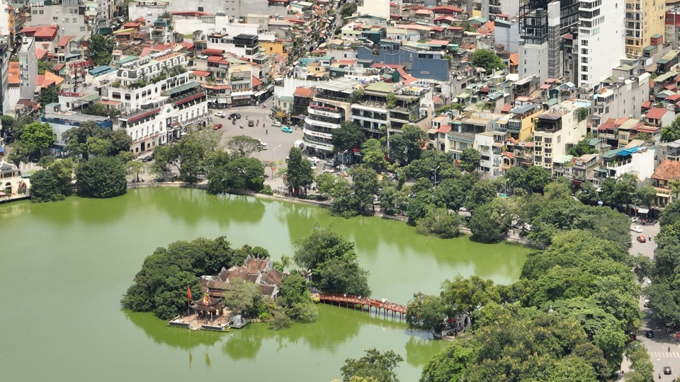 Cầu Th&ecirc; H&uacute;c - đền Ngọc Sơn b&ecirc;n hồ Ho&agrave;n Kiếm, H&agrave; Nội. Ảnh: Phạm H&ugrave;ng