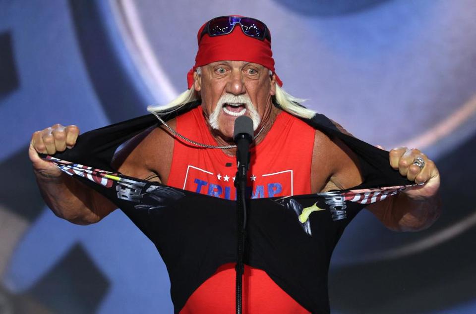 Cựu đ&ocirc; vật Hulk Hogan v&agrave; m&agrave;n x&eacute; &aacute;o kinh điển của &ocirc;ng tại Đại hội to&agrave;n quốc của đảng Cộng h&ograve;a năm nay. Ảnh: Fox News