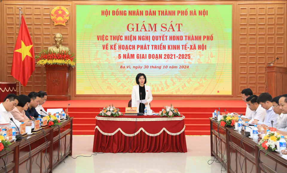 Phó Chủ tịch Thường trực HĐND TP Hà Nội Phùng Thị Hồng Hà, Trưởng đoàn giám sát phát biểu tại buổi làm việc với huyện Ba Vì. Ảnh: Vân Hà