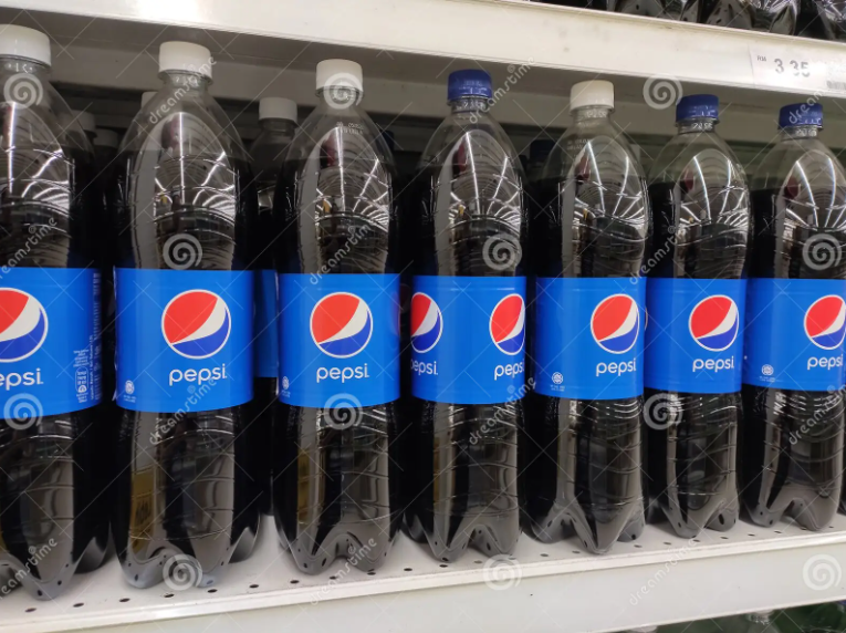 Sản phẩm Pepsi tr&ecirc;n kệ h&agrave;ng tại si&ecirc;u thị. Ảnh: Dreamstime