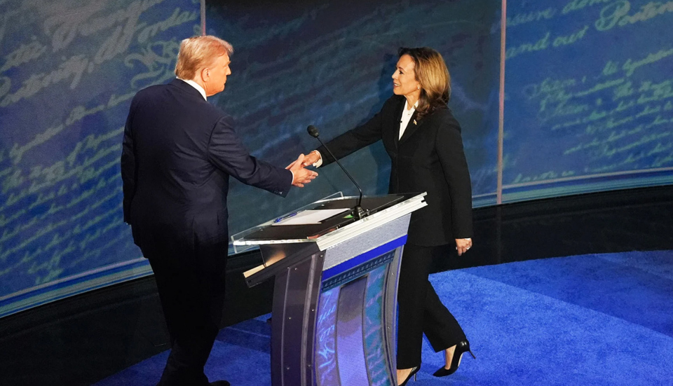 Hai ứng cử vi&ecirc;n tổng thống của đảng Cộng h&ograve;a Donald Trump v&agrave; của đảng D&acirc;n chủ Kamala Harris trong cuộc tranh luận diễn ra th&aacute;ng 9/2024. Ảnh: Reuters