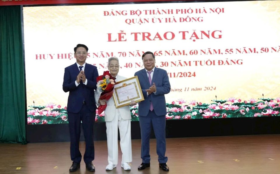 Ph&oacute; B&iacute; thư Th&agrave;nh ủy H&agrave; Nội Nguy&ecirc;̃n Văn Phong trao Huy hi&ecirc;̣u Đảng tặng đảng vi&ecirc;n lão thành thuộc Đảng bộ quận Hà Đ&ocirc;ng.