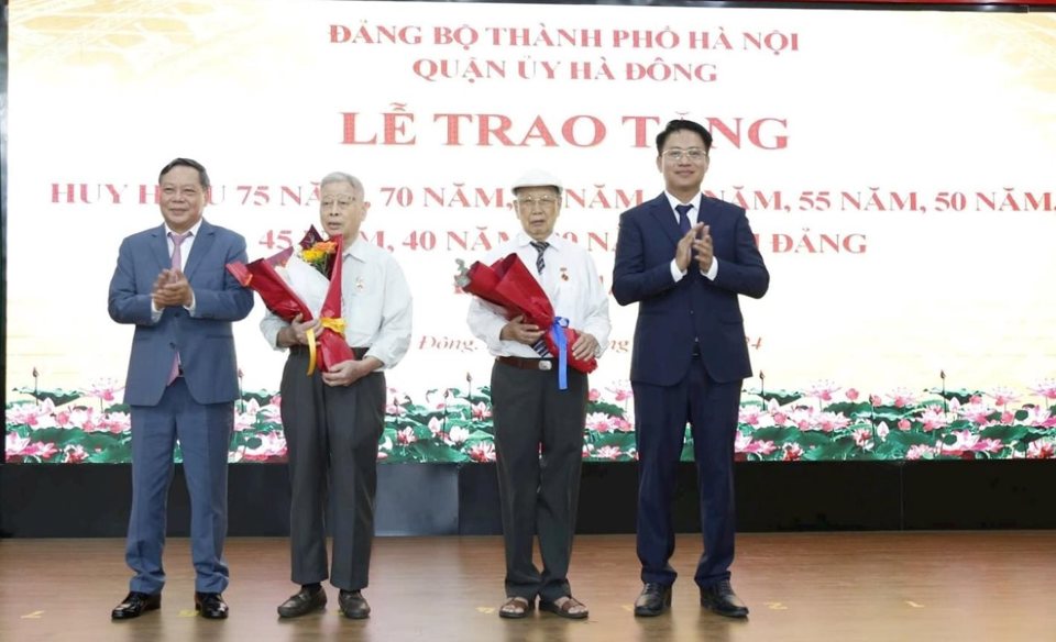 Ph&oacute; B&iacute; thư Th&agrave;nh ủy H&agrave; Nội Nguy&ecirc;̃n Văn Phong trao Huy hiệu Đảng tặng đảng vi&ecirc;n lão thành thuộc Đảng bộ quận Hà Đ&ocirc;ng.