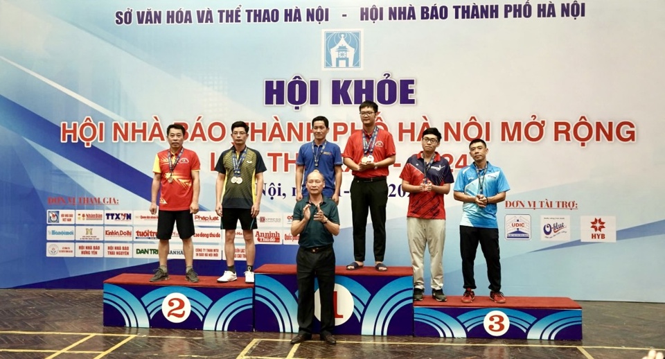 Ph&oacute; Chủ tịch Thường trực Hội Nh&agrave; b&aacute;o TP H&agrave; Nội Kiều Thanh H&ugrave;ng trao huy chương cho c&aacute;c vận động vi&ecirc;n đoạt giải tại Lễ bế mạc Hội khoẻ.