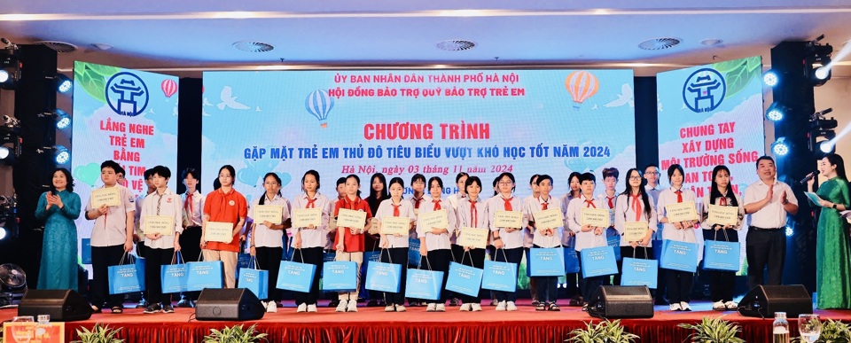 Thứ trưởng Bộ LĐTB&amp;XH Nguyễn Thị H&agrave; v&agrave; Ph&oacute; Trưởng Ban Tuy&ecirc;n gi&aacute;o Th&agrave;nh ủy H&agrave; Nội Đ&agrave;o Xu&acirc;n Dũng trao học bổng v&agrave; qu&agrave; cho trẻ em Thủ đ&ocirc; ti&ecirc;u biểu vượt kh&oacute; học tốt.