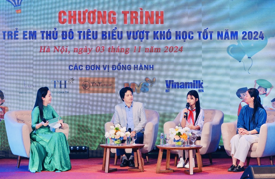 Em Đ&agrave;o B&iacute;ch Ngọc v&agrave; Nguyễn Thị Thường gial ưu tại chương tr&igrave;nh.