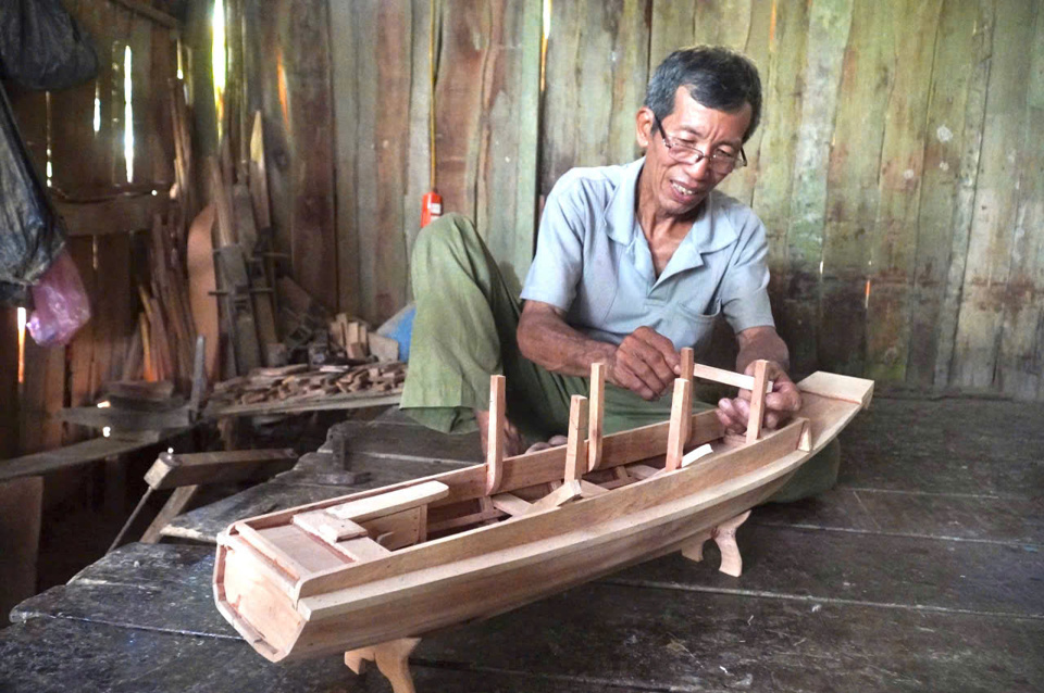 &Ocirc;ng Nguyễn Văn Tốt (Bảy Tốt)&nbsp;đ&atilde; mang đến một l&agrave;n gi&oacute; mới cho l&agrave;ng nghề đ&oacute;ng xuồng ghe rạch B&agrave; Đ&agrave;i. Ảnh Nguyễn Cường