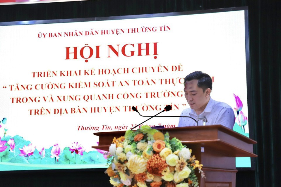 Trưởng ph&ograve;ng Y tế huyện Thường T&iacute;n Trần Ngọc Tu&acirc;n b&aacute;o c&aacute;o nội dung&nbsp; kế hoạch &ldquo;Tăng cường kiểm so&aacute;t ATTP trong v&agrave; xung quanh cổng trường học tr&ecirc;n địa b&agrave;n Thường T&iacute;n&rdquo;