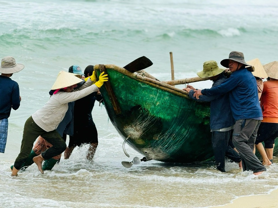 Do đ&oacute;, bất chấp hiểm nguy v&agrave; s&oacute;ng lớn, nhiều ngư d&acirc;n v&ugrave;ng b&atilde;i ngang x&atilde; Đức Minh (huyện Mộ Đức, tỉnh Quảng Ng&atilde;i) vẫn giong thuyền đi khai th&aacute;c.