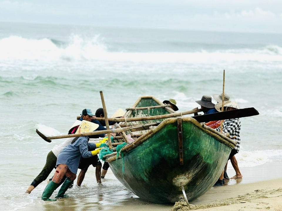 Ngư d&acirc;n bắt đầu đi khai th&aacute;c từ 4 giờ s&aacute;ng v&agrave; trở về sau đ&oacute; khoảng 4 tiếng. Những ng&agrave;y n&agrave;y, lượng hải sản dồi d&agrave;o n&ecirc;n họ tranh thủ ra khơi 2 - 3 chuyến/ng&agrave;y.