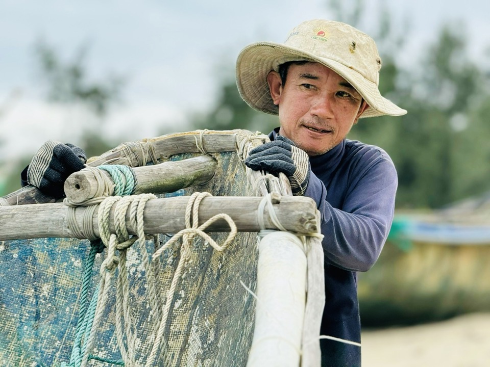 Theo ngư d&acirc;n địa phương, đi biển m&ugrave;a n&agrave;y vất vả, nguy hiểm v&igrave; s&oacute;ng lớn.