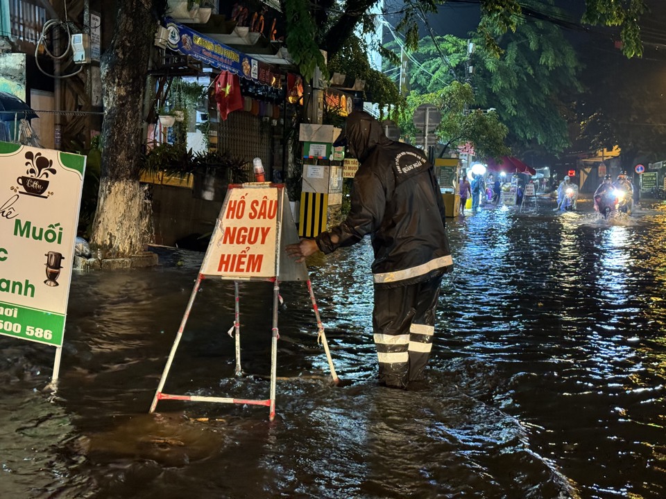 Lực lượng t&uacute;c trực tại c&aacute;c vị tr&iacute; ngập s&acirc;u để khơi th&ocirc;ng d&ograve;ng chảy v&agrave; cảnh b&aacute;o người đi đường.