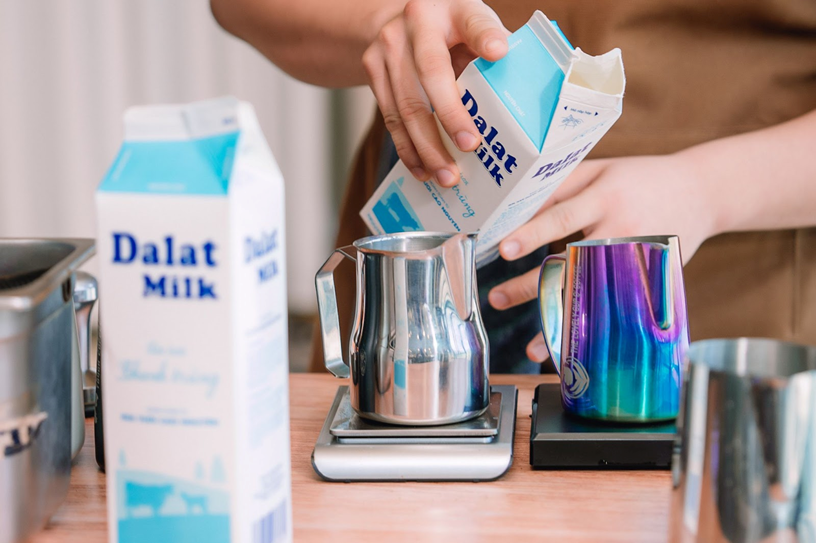 Dalatmilk với chất lượng tuyệt hảo cho pha chế l&agrave; &ldquo;người bạn đồng h&agrave;nh&rdquo; c&ugrave;ng c&aacute;c th&iacute; sinh mang đến những th&agrave;nh phẩm Latte Art đẹp mắt, s&aacute;ng tạo.