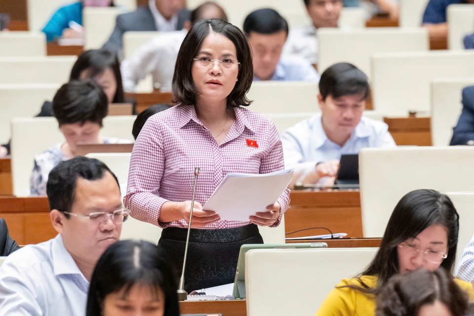 Đại biểu Quốc hội Nguyễn Ho&agrave;ng Bảo Tr&acirc;n (Đo&agrave;n đại biểu Quốc hội tỉnh B&igrave;nh Dương) cho rằng, cần th&aacute;o gỡ vướng mắc trong quy định về đ&agrave;o tạo nghề. Ảnh: Quochoi.vn