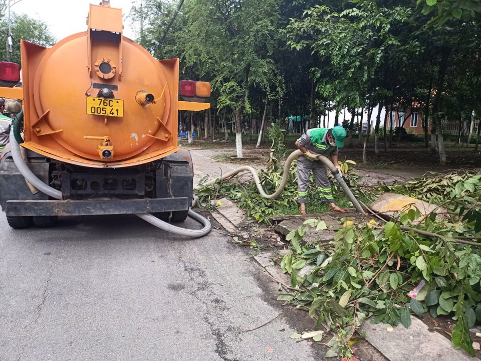 C&ocirc;ng nh&acirc;n nạo v&eacute;t cống, ưu ti&ecirc;n ở những khu vực dễ ngập cục bộ.