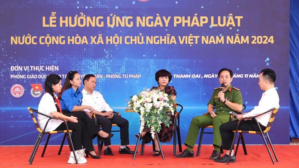 C&aacute;c đại biểu chia sẻ tại tọa đ&agrave;m trong khu&ocirc;n khổ buổi lễ hưởng ứng Ng&agrave;y Ph&aacute;p luật Việt Nam 9/11.