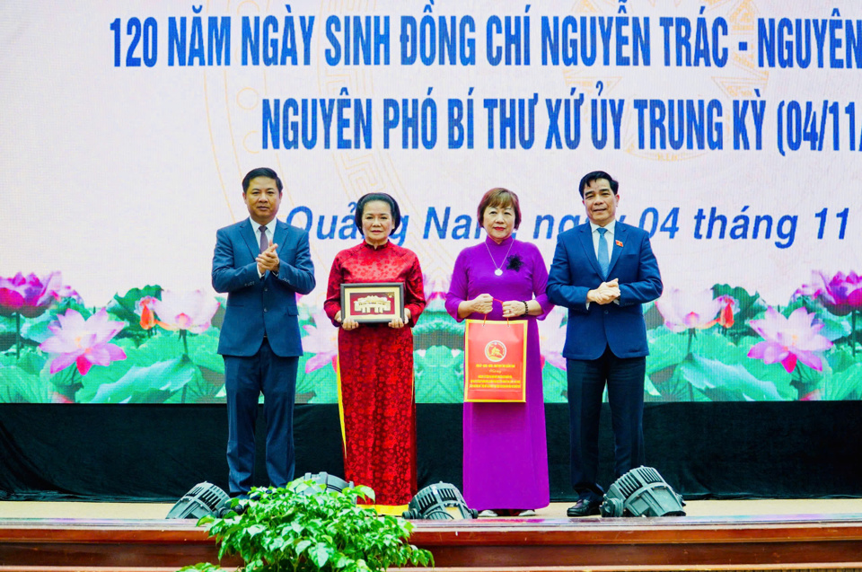 Dịp n&agrave;y, B&iacute; thư Tỉnh ủy Lương Nguyễn Minh Triết v&agrave; Chủ tịch UBND tỉnh L&ecirc; Văn Dũng tặng qu&agrave; cho gia đ&igrave;nh đồng ch&iacute; Nguyễn Tr&aacute;c.