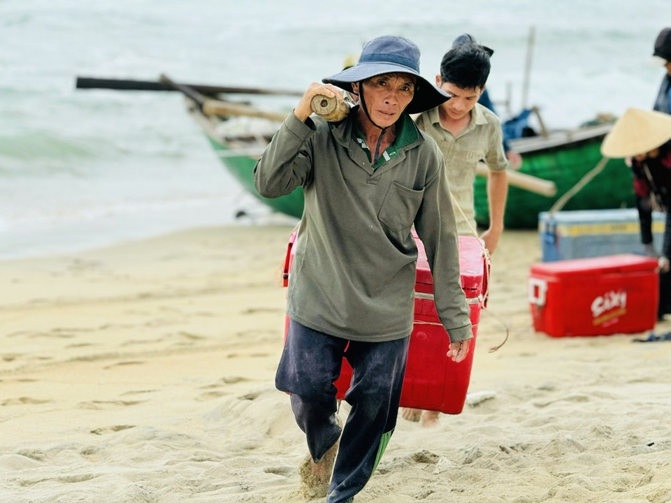 Trung b&igrave;nh mỗi chuyến, một ngư d&acirc;n c&oacute; thể kiếm được từ 700 ngh&igrave;n đồng - 1 triệu đồng. C&oacute; h&ocirc;m may mắn, mỗi ngư d&acirc;n kiếm được 2- 3 triệu đồng.