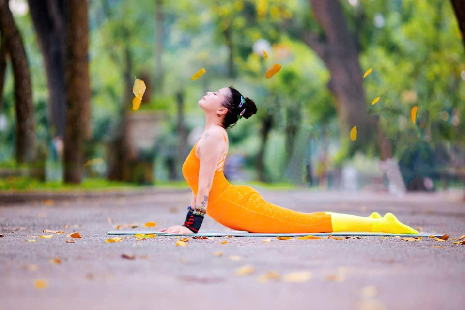 Những động t&aacute;c yoga nếu được chụp đ&uacute;ng nơi, đ&uacute;ng l&uacute;c, ph&ugrave; hợp sẽ lan tỏa được rất nhiều năng lượng t&iacute;ch cực, sự trẻ trung cho nhiều chị em phụ nữ. Ảnh: NVCC