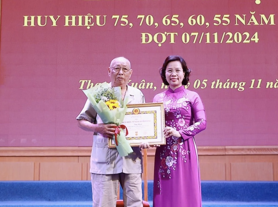 B&iacute; thư Quận ủy Thanh Xu&acirc;n B&ugrave;i Huyền Mai trao Huy hiệu Đảng cho c&aacute;c đảng vi&ecirc;n l&atilde;o th&agrave;nh