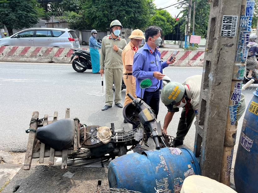 Cơ quan chức năng kh&aacute;m nghiệm hiện trường vụ tai nạn tại TP Dĩ An. Ảnh: C&ocirc;ng an TP Hồ Ch&iacute; Minh