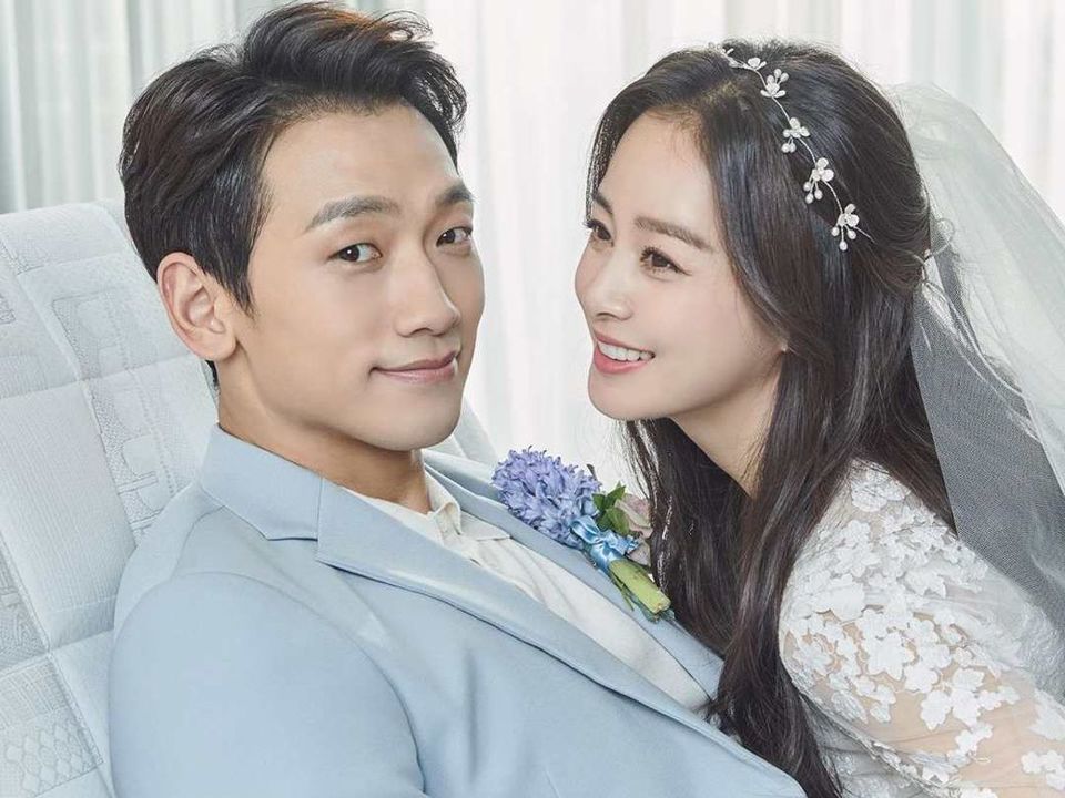 Rain v&agrave; Kim Tae Hee kết h&ocirc;n năm 2017. Ảnh: Naver