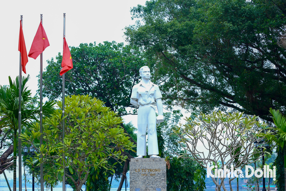 C&ocirc;ng tr&igrave;nh Vườn hoa L&yacute; Tự Trọng nằm ng&atilde; tư đường Thanh ni&ecirc;n v&agrave; phố Thụy Khu&ecirc;, c&oacute; diện t&iacute;ch 16.172m2. Vườn hoa l&agrave; c&ocirc;ng tr&igrave;nh tưởng nhớ những c&ocirc;ng lao to lớn của anh h&ugrave;ng L&yacute; Tự Trọng do UBND TP H&agrave; Nội giao cho Th&agrave;nh đo&agrave;n H&agrave; Nội v&agrave; Ban Quản l&yacute; dự &aacute;n x&acirc;y dựng hạ tầng kỹ thuật xung quanh Hồ T&acirc;y c&ugrave;ng l&agrave;m chủ đầu tư.