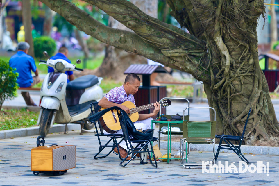 Sau khi được cải tạo khang trang v&agrave; sạch đẹp hơn, nơi đ&acirc;y thu h&uacute;t kh&aacute; đ&ocirc;ng người d&acirc;n tới tập thể dục. Người d&acirc;n sống trong khu vực chung cảm nhận, so với trước đ&acirc;y, vườn hoa đ&atilde; s&aacute;ng sủa, sạch đẹp, kh&ocirc;ng gian tho&aacute;ng m&aacute;t v&agrave; c&oacute; nhiều c&acirc;y xanh hơn.