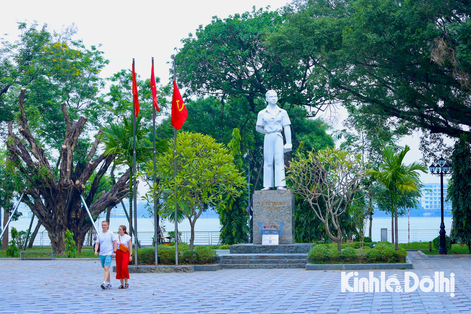 Tại đ&acirc;y, vườn hoa L&yacute; Tự Trọng được gắn liền với c&aacute;c điểm tham quan như đền Qu&aacute;n Th&aacute;nh, ch&ugrave;a Trấn Quốc, hồ T&acirc;y... n&ecirc;n thu h&uacute;t rất đ&ocirc;ng du kh&aacute;ch tham quan, chụp ảnh, check-in.