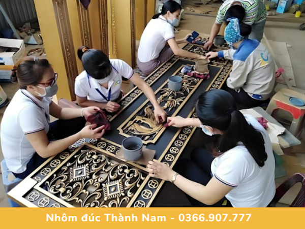 Sản phẩm được ho&agrave;n thiện bởi c&aacute;c nghệ nh&acirc;n tay nghề cao, tinh xảo tới từng chi tiết.