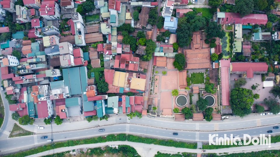 Nằm c&aacute;ch trung t&acirc;m TP H&agrave; Nội khoảng 10km về ph&iacute;a T&acirc;y Bắc, l&agrave;ng Đ&ocirc;ng Ngạc&nbsp;c&ograve;n c&oacute; t&ecirc;n n&ocirc;m l&agrave; l&agrave;ng Vẽ (hay Kẻ Vẽ)&nbsp;ng&agrave;y nay l&agrave; phường Đ&ocirc;ng Ngạc (quận Bắc Từ Li&ecirc;m, H&agrave; Nội) l&agrave; ng&ocirc;i l&agrave;ng cổ nằm b&ecirc;n bờ s&ocirc;ng Hồng c&oacute; ni&ecirc;n đại v&agrave;i trăm năm.