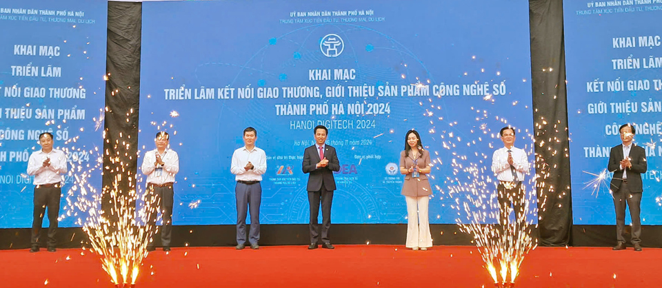 C&aacute;c đại biểu khai mạc Chương tr&igrave;nh Kết nối c&ugrave;ng Ph&aacute;t triển "Link to Grow" giữa H&agrave; Nội v&agrave; c&aacute;c tỉnh thuộc V&ugrave;ng đồng bằng s&ocirc;ng Hồng. Ảnh: Ho&agrave;i Nam