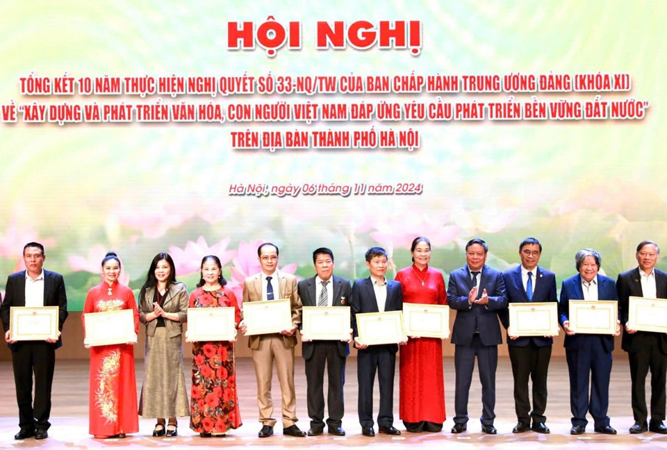 Ph&oacute; B&iacute; thư Th&agrave;nh ủy Nguyễn Văn Phong trao Bằng khen của UBND TP cho c&aacute;c c&aacute; nh&acirc;n c&oacute; th&agrave;nh t&iacute;ch xuất sắc.&nbsp;