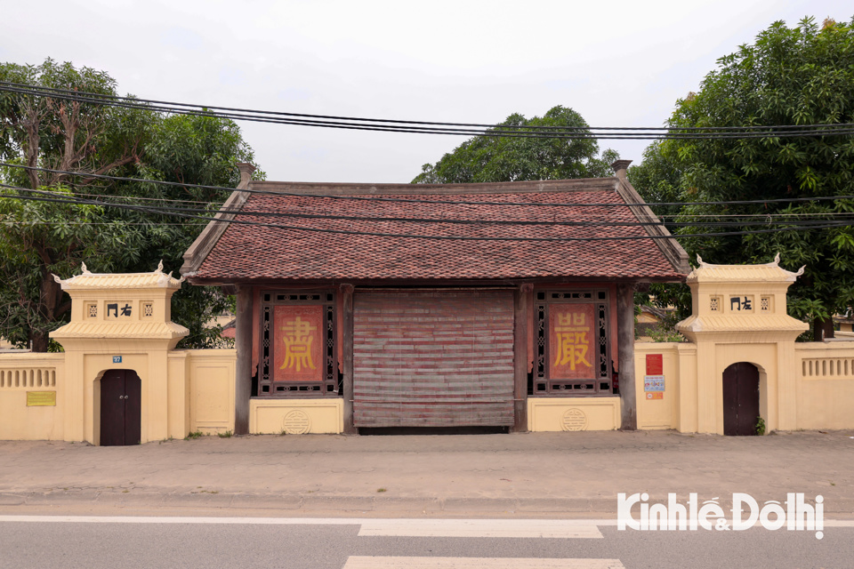 &ETH;&ocirc;ng Ngạc l&agrave; một trong những ng&ocirc;i l&agrave;ng hiếm hoi c&oacute; hệ thống c&ocirc;ng tr&igrave;nh văn h&oacute;a cộng đồng phong ph&uacute;, gồm: đ&igrave;nh, đền, ch&ugrave;a, miếu, văn chỉ. Trong những kiến tr&uacute;c đặc biệt ở l&agrave;ng Đ&ocirc;ng Ngạc phải kể đến đ&igrave;nh Đ&ocirc;ng Ngạc hay c&ograve;n gọi l&agrave; đ&igrave;nh Vẽ. Tiền th&acirc;n của đ&igrave;nh l&agrave; một ng&ocirc;i miếu cổ dựng từ thời nh&agrave; Đường sang đ&ocirc; hộ nước ta v&agrave; đ&atilde; được tr&ugrave;ng tu nhiều lần qua c&aacute;c văn bia ghi v&agrave;o c&aacute;c năm 1635, 1653, 1718, 1836, 1941&hellip;