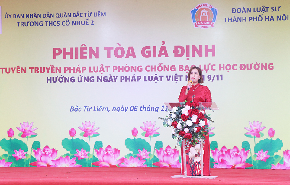 C&ocirc; gi&aacute;o Ph&ugrave;ng Thị Thu Huyền &ndash; Hiệu trưởng Trường THCS Cổ Nhuế 2, quận Bắc Từ Li&ecirc;m k&ecirc;u gọi hưởng ứng Ng&agrave;y Ph&aacute;p luật Việt Nam.