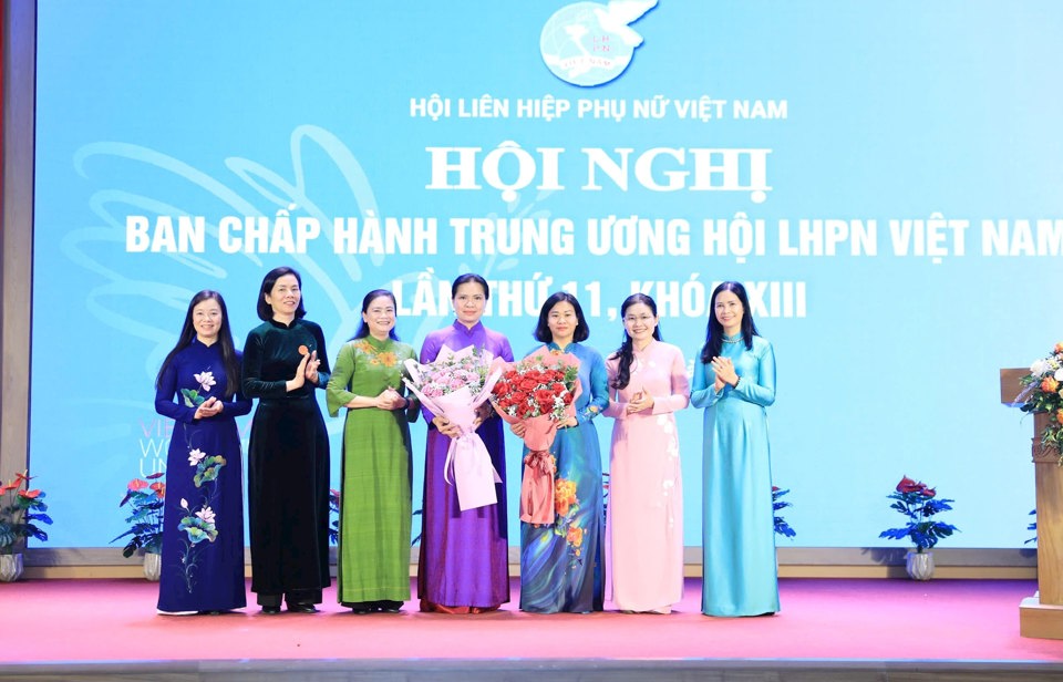 Đo&agrave;n Chủ tịch Hội LHPN Việt Nam tặng hoa ch&uacute;c mừng đồng ch&iacute; Nguyễn Thị Tuyến v&agrave; đồng ch&iacute; H&agrave; Thị Nga