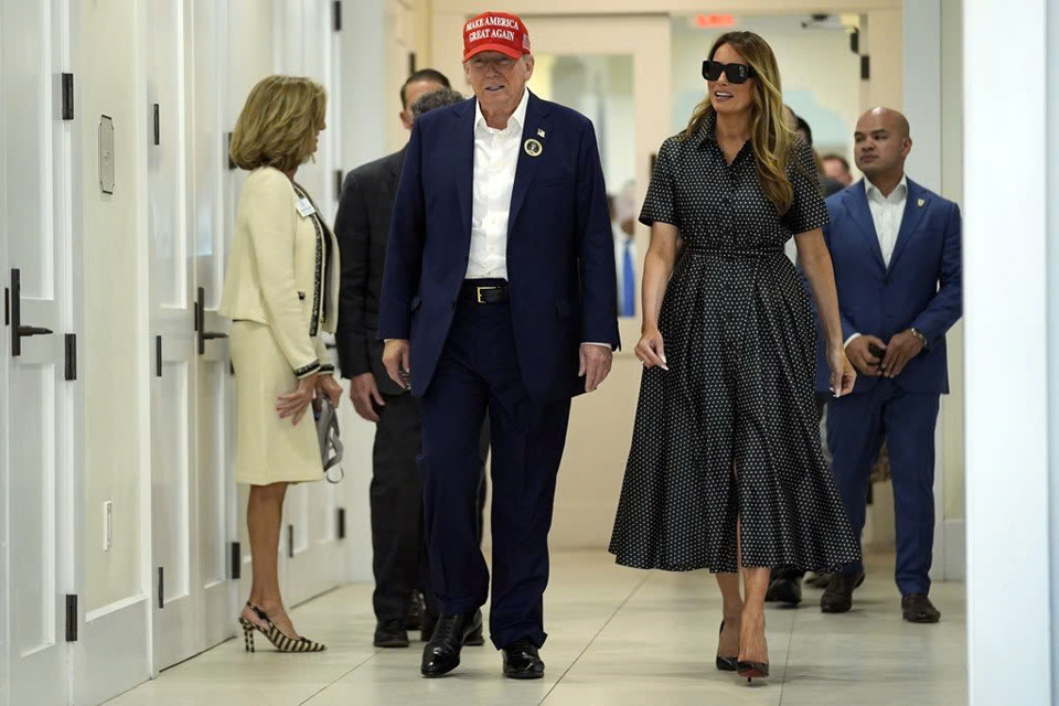 Cựu Tổng thống Mỹ Donald Trump v&agrave; phu nh&acirc;n Melania Trump xuất hiện tại một điểm bầu cử ở th&agrave;nh phố Palm Beach, bang Florida (Mỹ). Ảnh: X