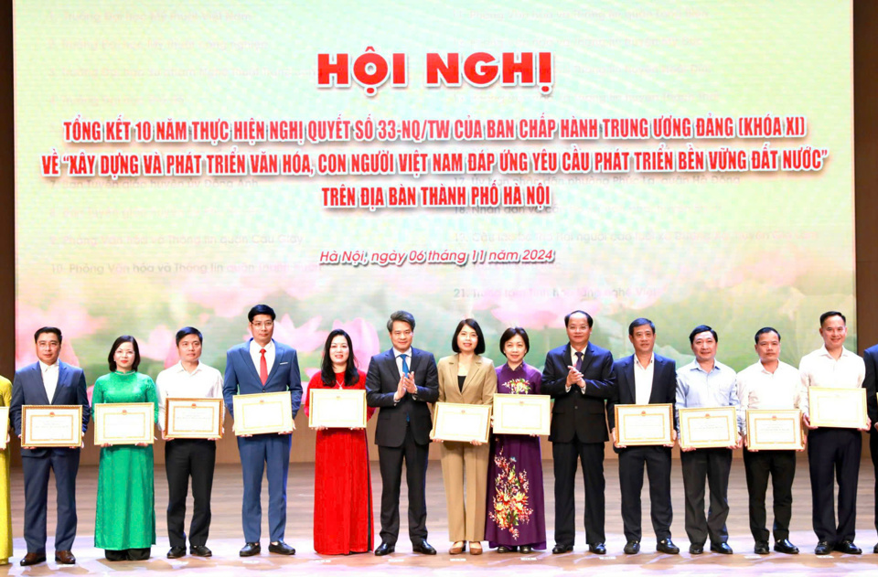 Trưởng ban Tuy&ecirc;n gi&aacute;o Th&agrave;nh ủy Nguyễn Do&atilde;n Toản v&agrave; Trưởng ban Nội ch&iacute;nh Th&agrave;nh ủy Nguyễn Quang Đức trao Bằng khen của UBND TP tặng 21 c&aacute; nh&acirc;n c&oacute; th&agrave;nh t&iacute;ch xuất sắc.