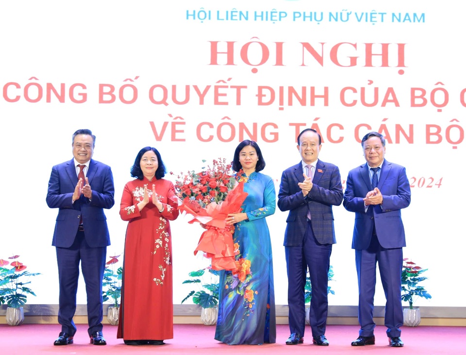 B&iacute; thư Th&agrave;nh ủy H&agrave; Nội B&ugrave;i Thị Minh Ho&agrave;i; Ph&oacute; B&iacute; thư Th&agrave;nh ủy, Chủ tịch UBND TP H&agrave; Nội Trần Sỹ Thanh; Ph&oacute; B&iacute; thư Th&agrave;nh ủy, Chủ tịch HĐND TP H&agrave; Nội Nguyễn Ngọc Tuấn; Ph&oacute; B&iacute; thư Th&agrave;nh ủy H&agrave; Nội Nguyễn Văn Phong ch&uacute;c mừng đồng ch&iacute; Nguyễn Thị Tuyến