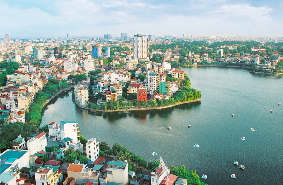 Theo s&aacute;ch "T&acirc;y Hồ ch&iacute;", hồ Tr&uacute;c Bạch c&oacute; từ thế kỉ 17 khi nh&acirc;n d&acirc;n hai l&agrave;ng Y&ecirc;n Hoa (nay l&agrave; Y&ecirc;n Phụ) v&agrave; Y&ecirc;n Quang (nay l&agrave; phố Qu&aacute;n Th&aacute;nh, quận Ba Đ&igrave;nh) đắp một con đ&ecirc; ngăn g&oacute;c ph&iacute;a Đ&ocirc;ng Nam của hồ T&acirc;y để nu&ocirc;i c&aacute;. &nbsp;