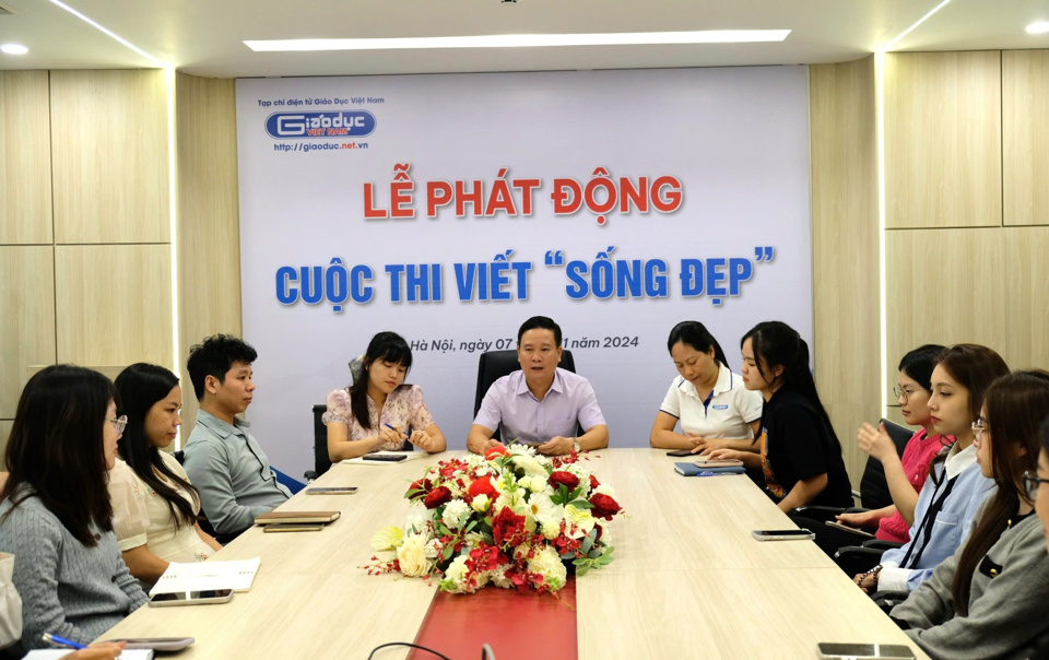 Tạp ch&iacute; điện tử Gi&aacute;o dục Việt Nam tổ chức lễ ph&aacute;t động cuộc thi viết &ldquo;Sống đẹp&rdquo;.