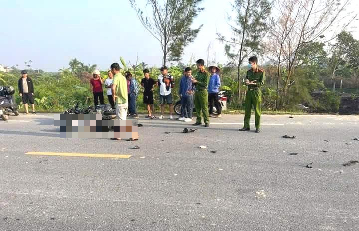 Hiện trường vụ tai nạn giao th&ocirc;ng giữa xe m&aacute;y v&agrave; &ocirc; t&ocirc; tải khiến nam c&ocirc;ng nh&acirc;n tử vong